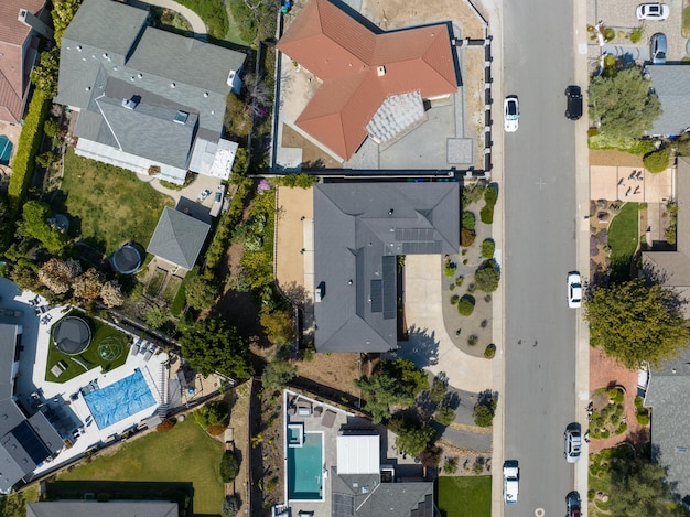 Una casa con una piscina en el medio