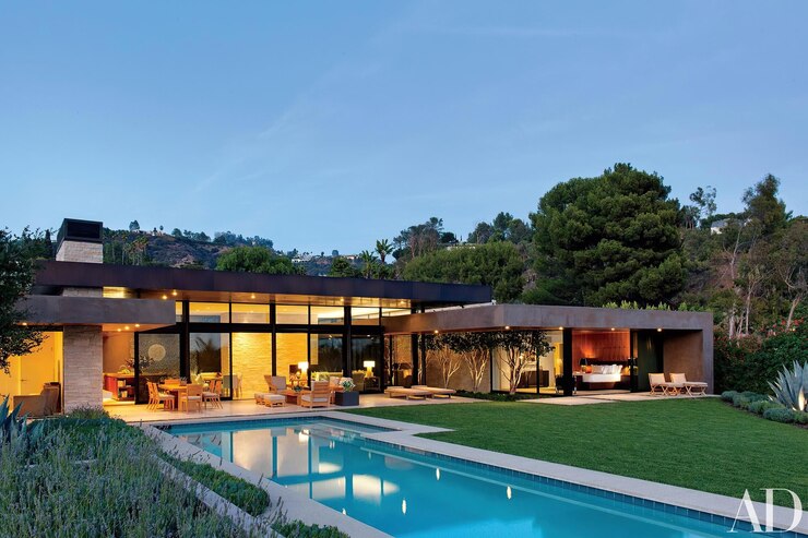 una casa con una piscina y una piscina con una casa en el fondo