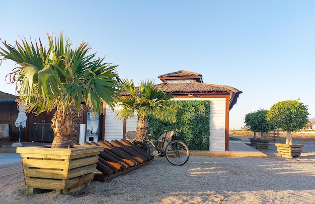 Una casa de playa con una bicicleta estacionada frente a ella.