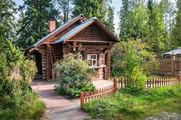 La casa del portero de madera en el jardín botánico de las islas Solovetsky y el bosque del norte