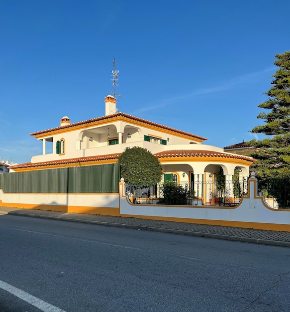 casa portuguesa de dois pisos em branco e amarelo.