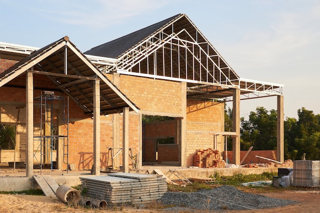 Casa privada de ladrillo rústico en construcción