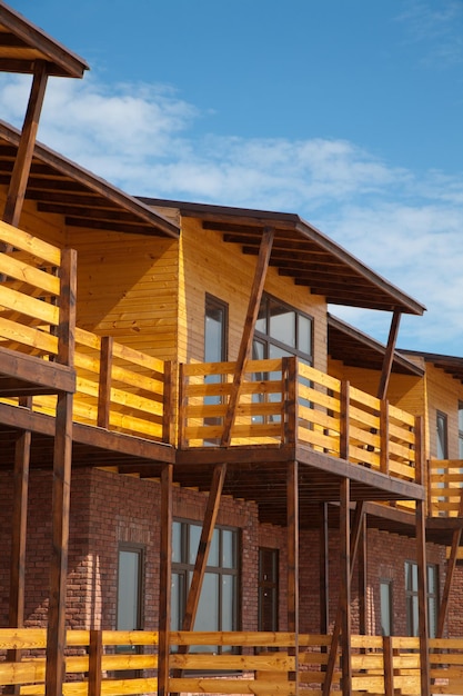 Casa de pueblo de madera y ladrillo de dos plantas de nueva construcción