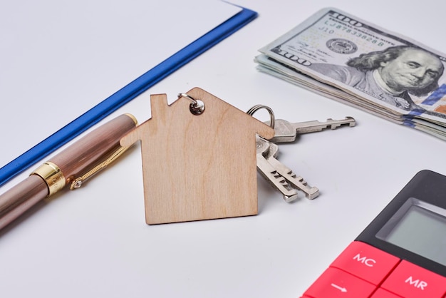 Foto casa que descansa sobre el concepto de calculadora para las finanzas del hogar de la calculadora de hipotecas o el ahorro para una casa