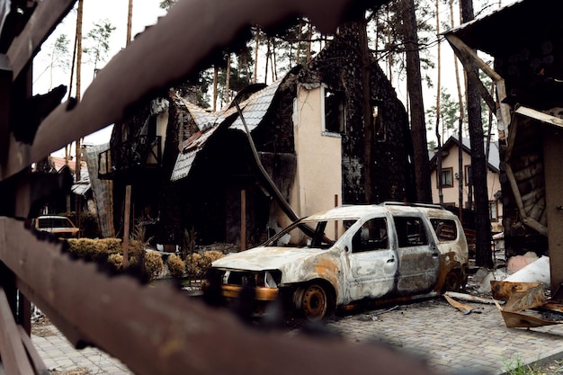 Foto casa queimada de um ataque de foguete invasão russa da ucrânia a guerra da rússia contra a ucrânia destruiu o edifício de vários andares na ucrânia grande incêndio na casa carro queimado