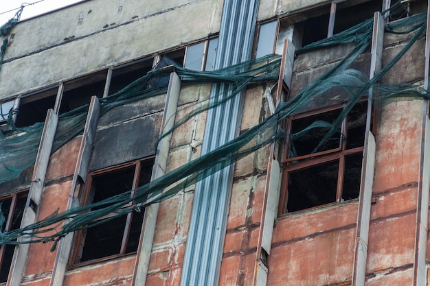 una casa quemada, un edificio destruido, una guerra.