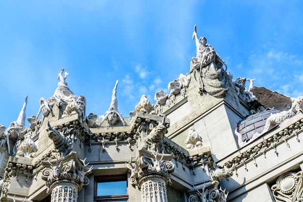 Casa con quimeras en Kiev Ucrania Edificio Art Nouveau con esculturas de animales míticos fue creado por el arquitecto Vladislav Gorodetsky entre 1901 y 1903