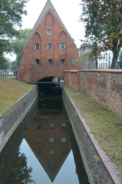 Casa reflejada en el canal