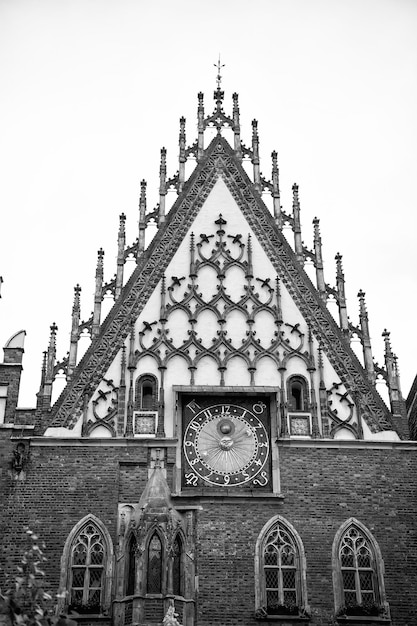 Casa del reloj del ayuntamiento en wroclaw, polonia