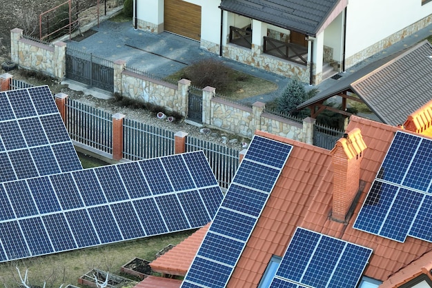 Casa residencial con azotea cubierta con paneles solares fotovoltaicos para la producción de energía eléctrica ecológica limpia en zona rural suburbana Concepto de hogar autónomo