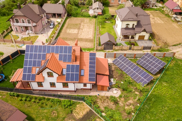 Foto casa residencial com painéis solares no telhado