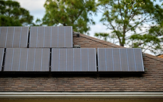 Casa residencial com telhado coberto com painéis solares fotovoltaicos para produção de energia elétrica ecológica limpa em área rural suburbana Conceito de casa autônoma