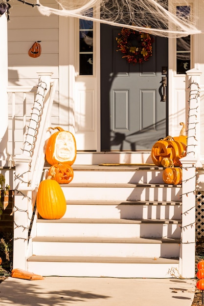 Casa residencial decorada para la fiesta de Halloween.