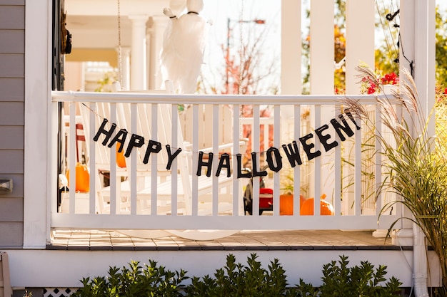 Casa residencial decorada para la fiesta de Halloween.