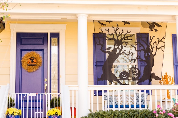 Casa residencial decorada para la fiesta de Halloween.