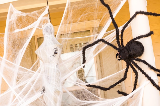 Foto casa residencial decorada para la fiesta de halloween.