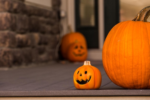 Casa residencial decorada para la fiesta de Halloween.