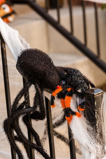 Casa residencial decorada para o feriado de halloween.