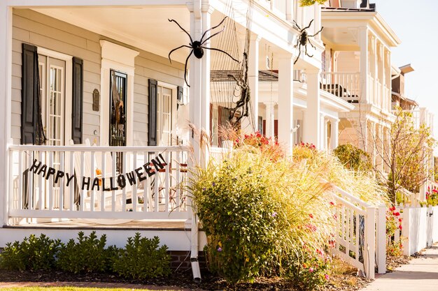 Casa residencial decorada para o feriado de Halloween.