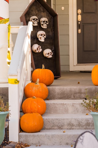 Casa residencial decorada para o feriado de Halloween.