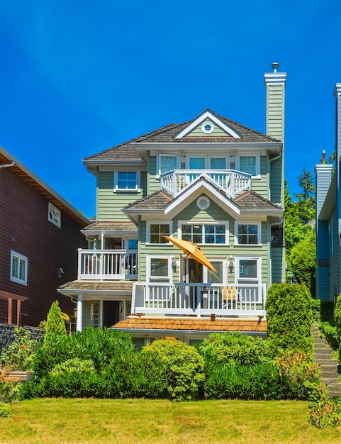 Casa residencial en día de verano con paisajismo en frente