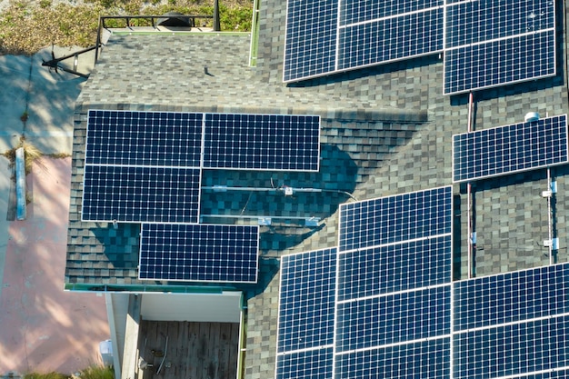 Casa residencial en EE.UU. con techo cubierto con paneles solares para producir electricidad ecológica limpia en áreas rurales suburbanas Concepto de inversión en viviendas autónomas para ahorrar energía