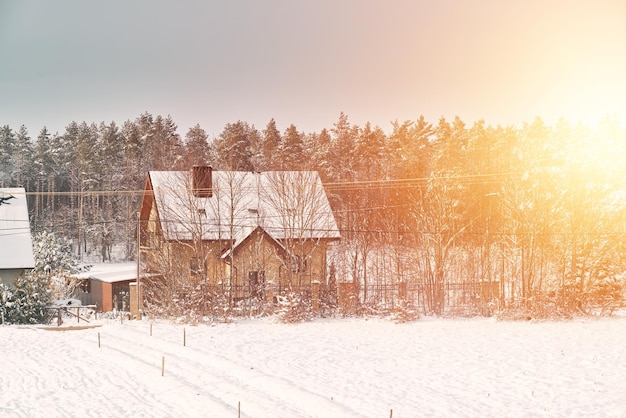 Casa residencial en invierno Una casa de campo en una zona rural está cubierta de nieve recién caída