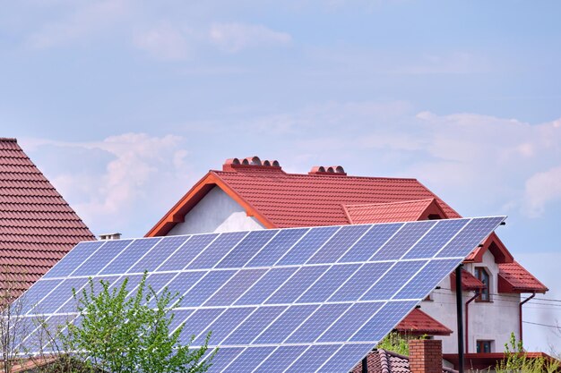 Casa residencial con paneles solares fotovoltaicos para producir energía eléctrica ecológica limpia montada en un patio trasero en una zona rural suburbana Concepto de hogar autónomo