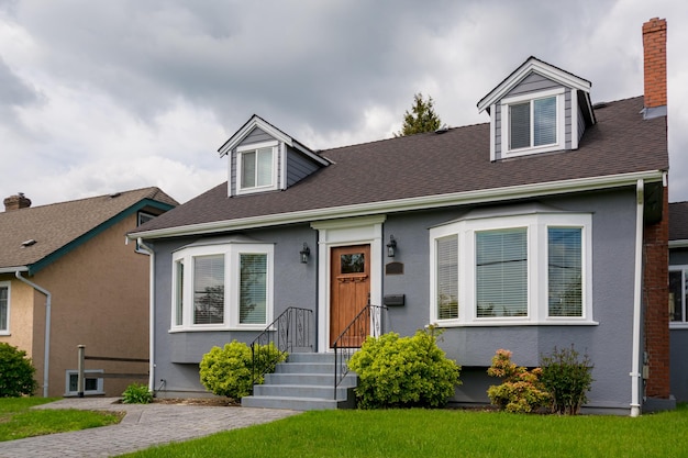 Casa residencial promedio con césped verde en un día nublado en Canadá