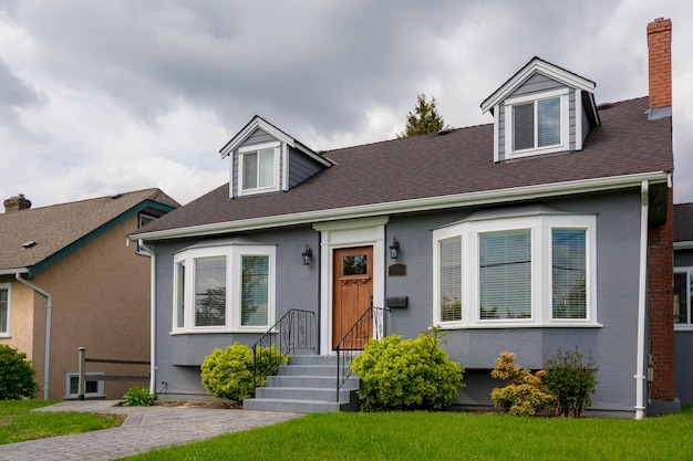 Foto casa residencial promedio con césped verde en un día nublado en canadá