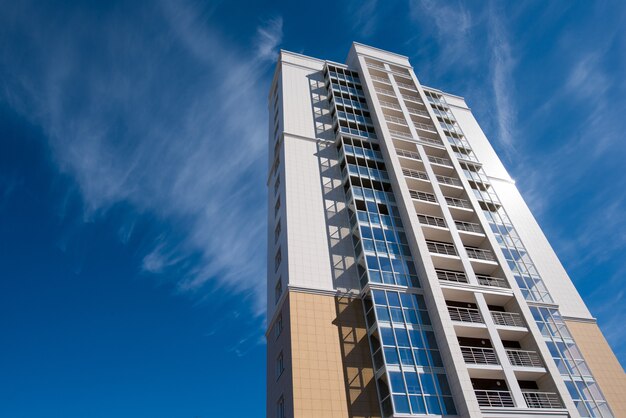 Casa residencial de varios pisos sobre fondo de cielo azul