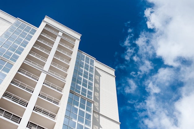 Casa residencial de varios pisos sobre fondo de cielo azul