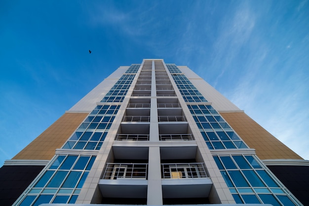 Casa residencial de varios pisos sobre fondo de cielo azul