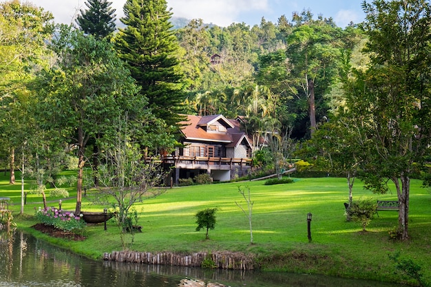 Casa resort verde ladera del valle en el jardín de la pendiente