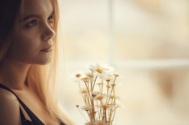 Casa retrato de una joven rubia