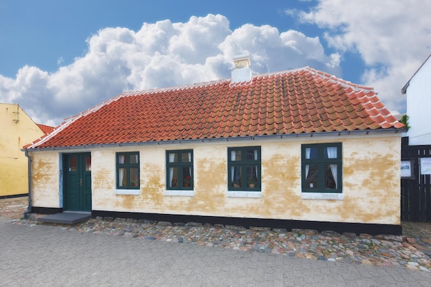 Foto casa retro casa e imóveis no campo com nuvens céu e edifício na rua na dinamarca arquitetura vintage hipoteca e residência dinamarquesa para alojamento viver e aldeia antiga na europa