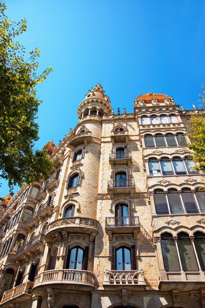 Casa Rocamora de estilo modernista en la manzana de Discord en el Eixample de Barcelona, España. Fue diseñado por los hermanos Bonaventura y Joaquim Bassegoda