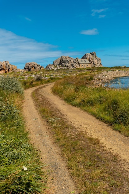 Casa entre rocas junto a un hermoso lago Castel Meur Le Gouffre de Plougrescant