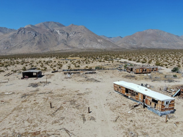 Casa rodante casa abandonada en medio del desierto en el desierto de Mojave en California