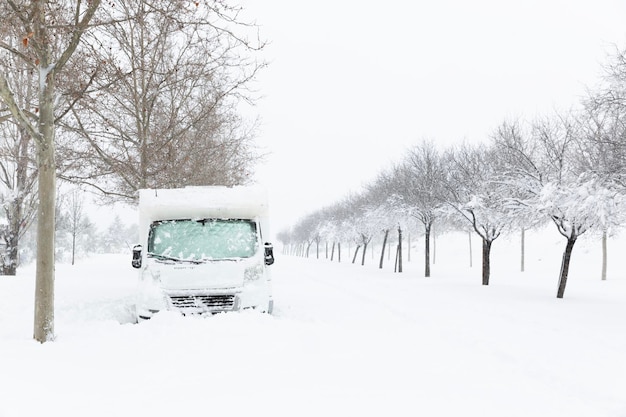 Foto casa rodante familiar atrapada tras tormenta de nieve