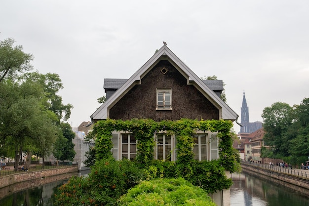 Casa rodeada por dos canales y con un área verde al frente