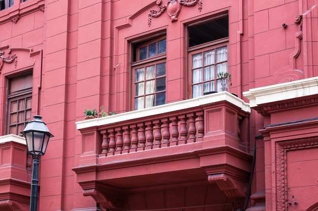 Casa roja con balcón.