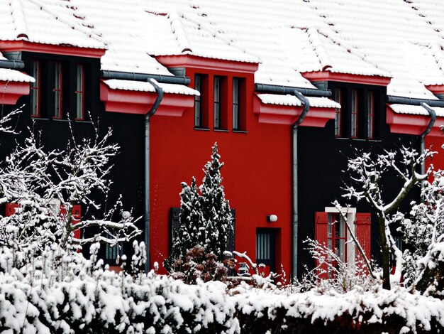 Foto casa roja durante el invierno