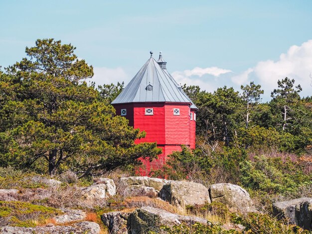 Casa roja junto a los árboles junto al mar en Varberg Suecia