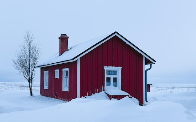 casa roja en la nieve