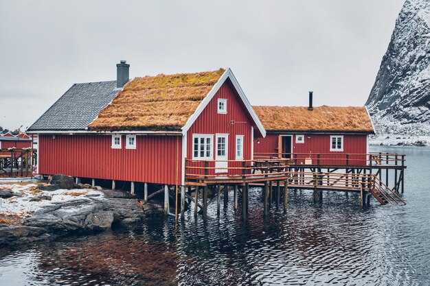 Casa rorbu roja tradicional en la aldea de Reine en las islas Lofoten,