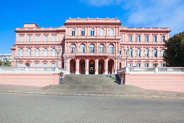 La Casa Rosada o La Casa Rosada es la mansión ejecutiva y la oficina del Presidente de Argentina, ubicada en Buenos Aires, Argentina.