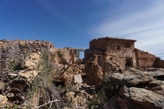 Una casa en las ruinas de un pequeño pueblo