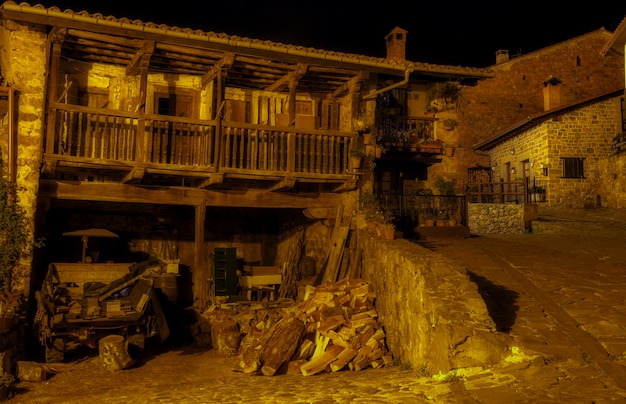 Casa rural à noite em pequena cidade montanhosa