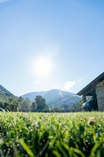 Casa rural con fondo de montaña